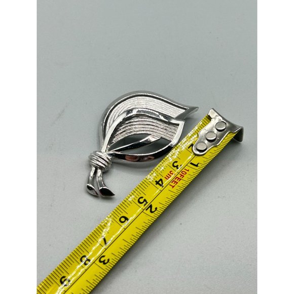 Vintage Signed Trifari Leaf Brooch Textured Silver Tone Classic & Elegant Design - Picture 7 of 7